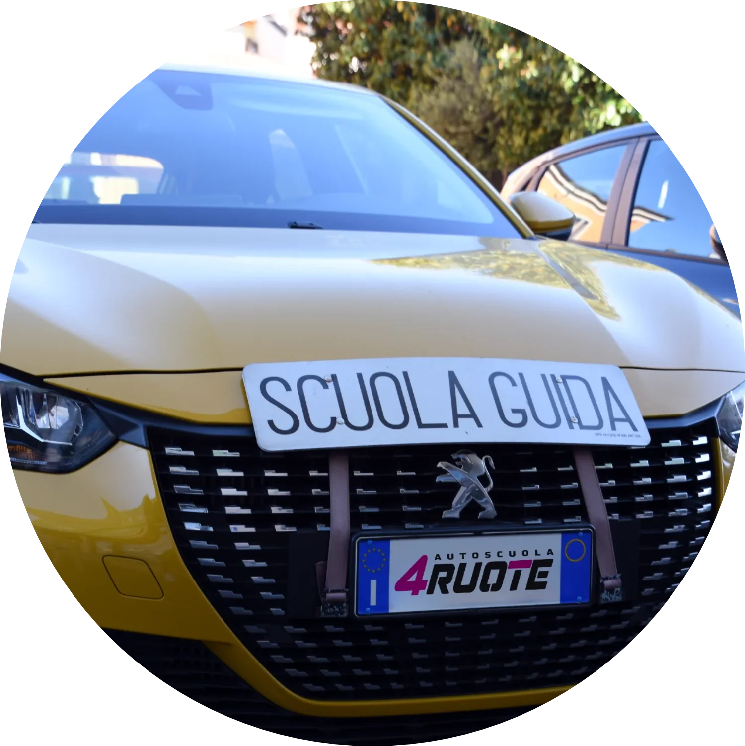 Autovettura per lezioni di guida di Autoscuola 4 Ruote, con targa magnetica e doppi comandi per l'istruttore