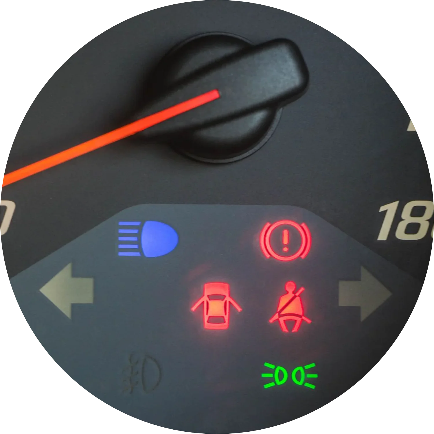 Cruscotto di una vettura con tachimetro e spie luminose per frecce, fari, segnalazione porte aperte, freno di stazionamento e cinture di sicurezza