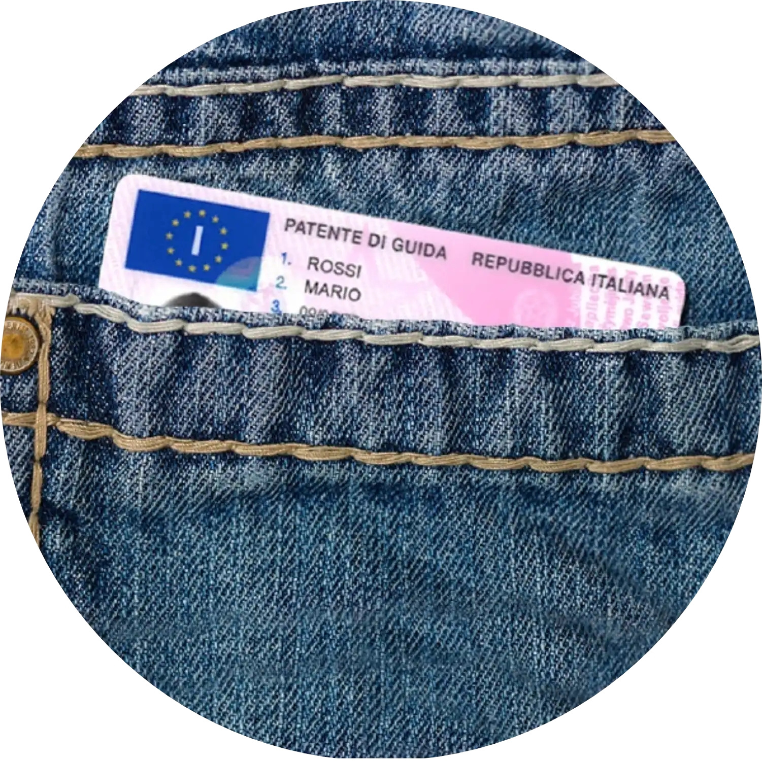 Patente di guida che sporge dalla tasca posteriore di un paio di jeans.