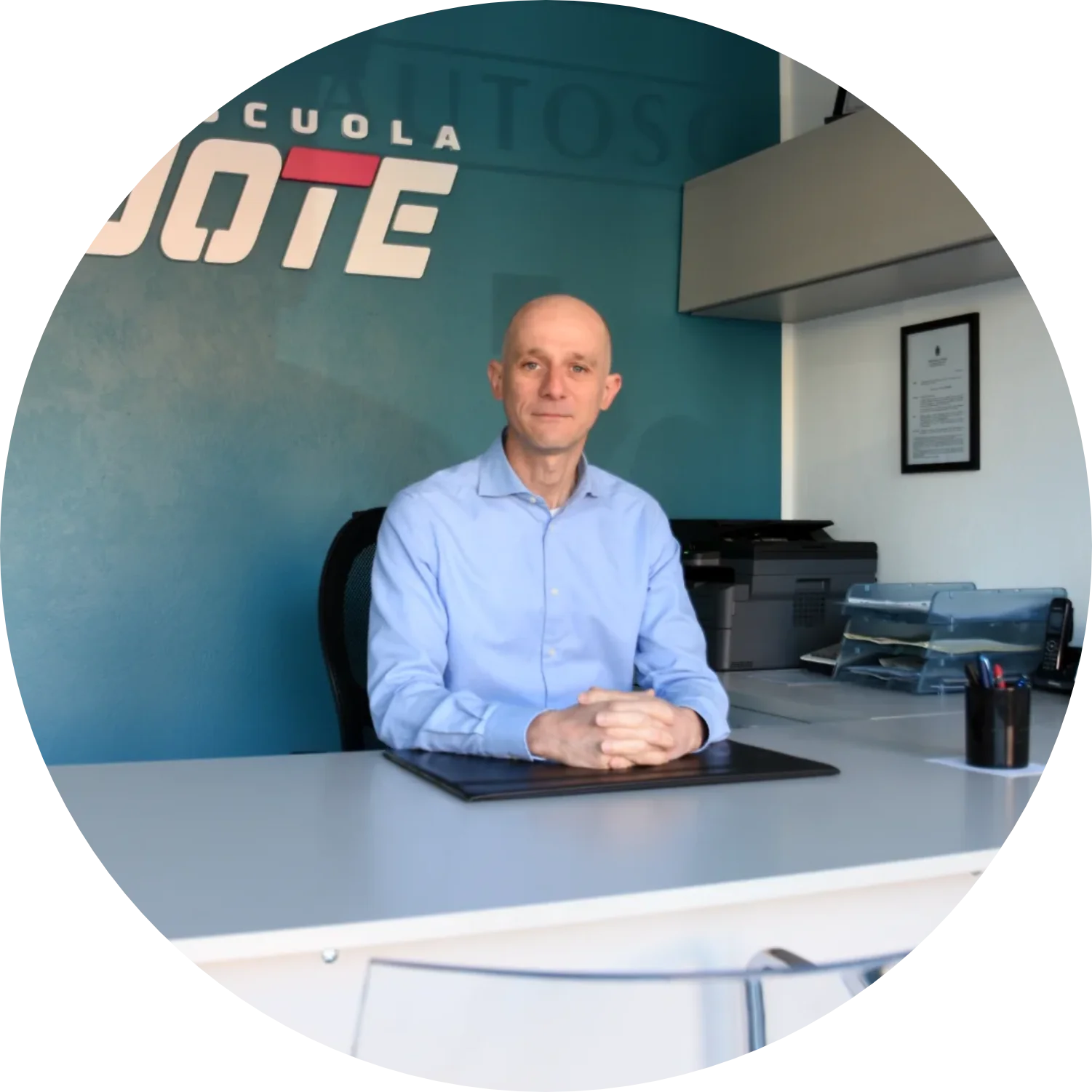 Cristian Signoretti, titolare dell'Autoscuola 4 Ruote, seduto alla sua scrivania nel suo ufficio presso la sede.